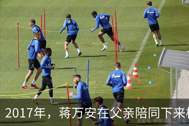2017年，蒋万安在父亲陪同下来桂林祭奠奶奶章亚若，留下一张合影